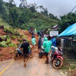 Longsor di Jalan Poros Mamasa-Mamuju Menimbun Badan Jalan Hingga  Satu Rumah Warga