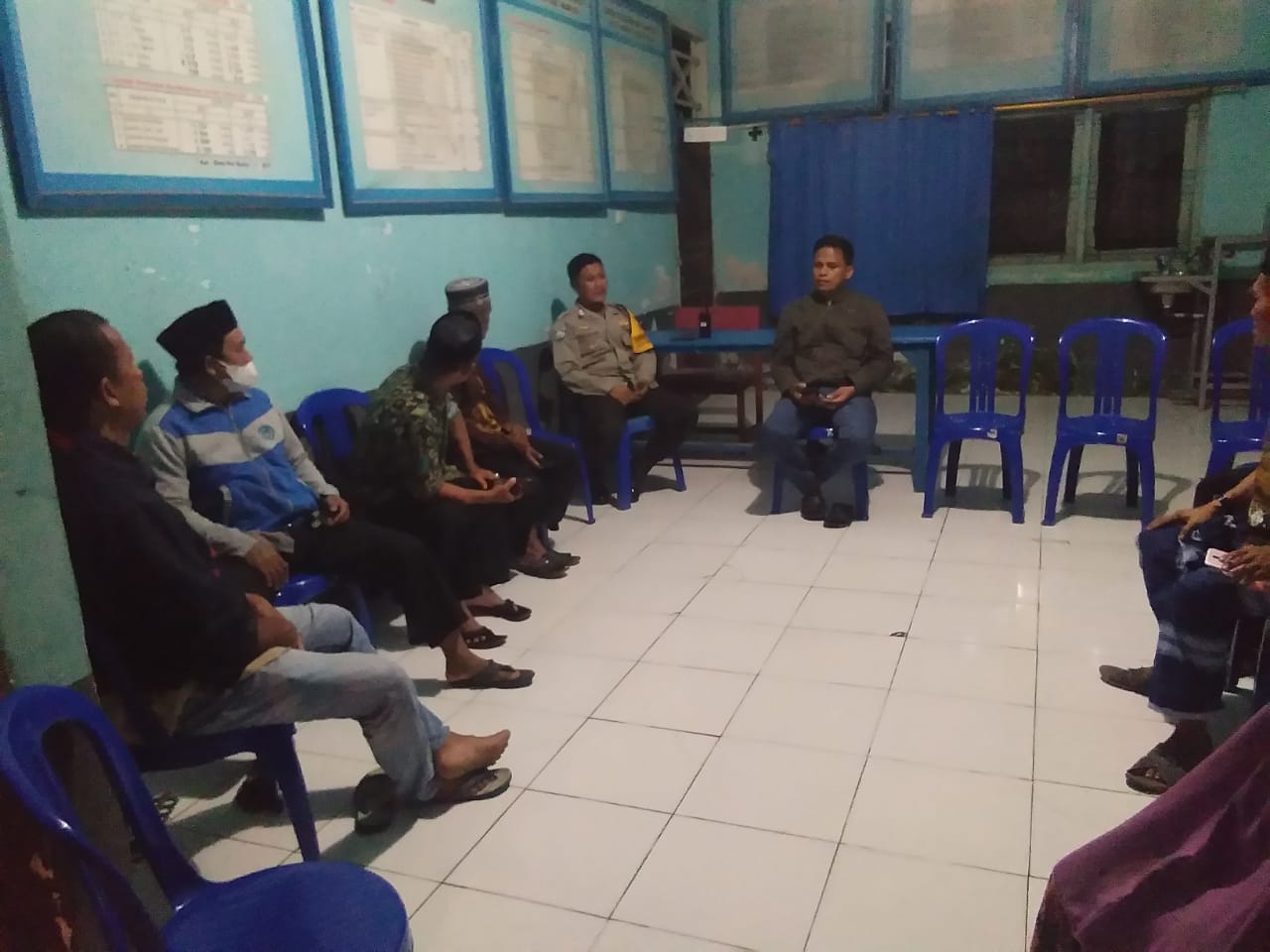 Kelurahan bersama Camat Simboro, Kabupaten Mamuju, Sulawesi Barat (Sulbar), gelar rapat koordinasi dengan para kepala lingkungan, di kantor Lurah Simboro, Rabu (8/6/2022).