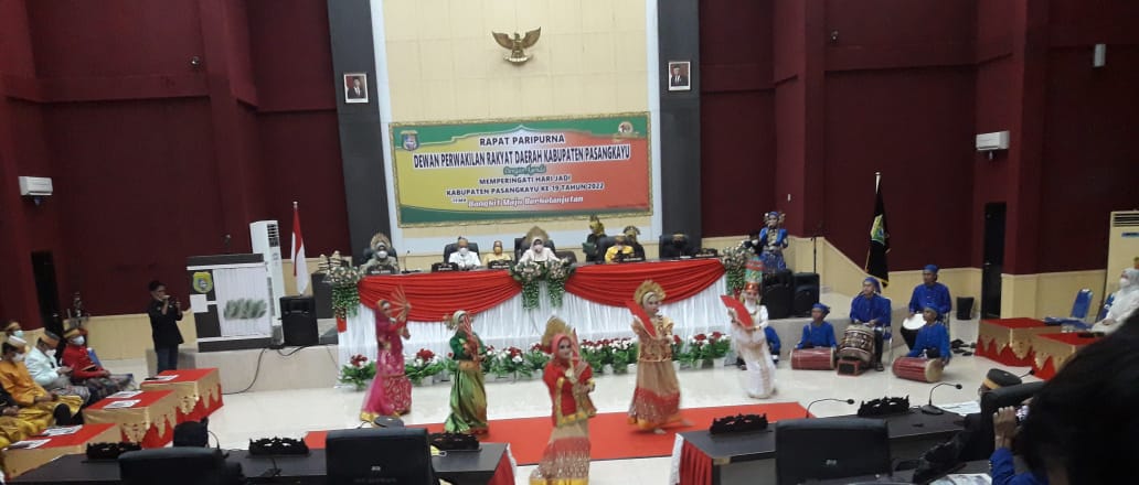 Penampilan Sanggar Seni di Hut Pasangkayu