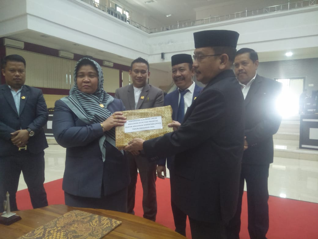 Bupati H Yaumil Ambo Djiwa Serahkan KUA PPAS APBD Tahun Anggaran 2023