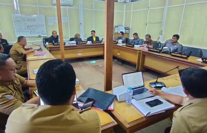 Komisi II DPRD Sulbar mengadakan Rapat Konsultasi Banggar DPRD bersama Komisi-komisi dan TAPD Provinsi Sulawesi Barat dalam rangka Pembahasan Ranperda Pertanggungjawaban Pelaksanaan APBD Tahun Anggaran 2021 dan Evaluasi terhadap pelaksanaan APBD tahun Anggaran 2022,