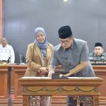 DPRD Sulbar Bersama Pemrov Sahkan Ranperda Pertanggungjawaban APBD 2021