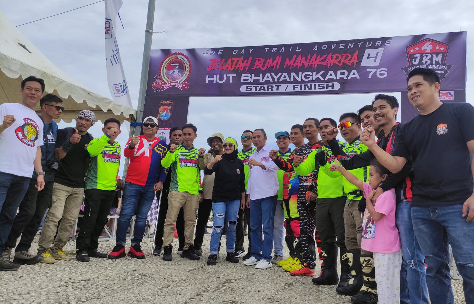 Ribuan pecinta motor trail dari berbagai daerah di Indonesia ambil bagian dalam one day trail adventure jelajah Manakarra. (Foto Lukman Rahim/Rakyatsulbar.com)