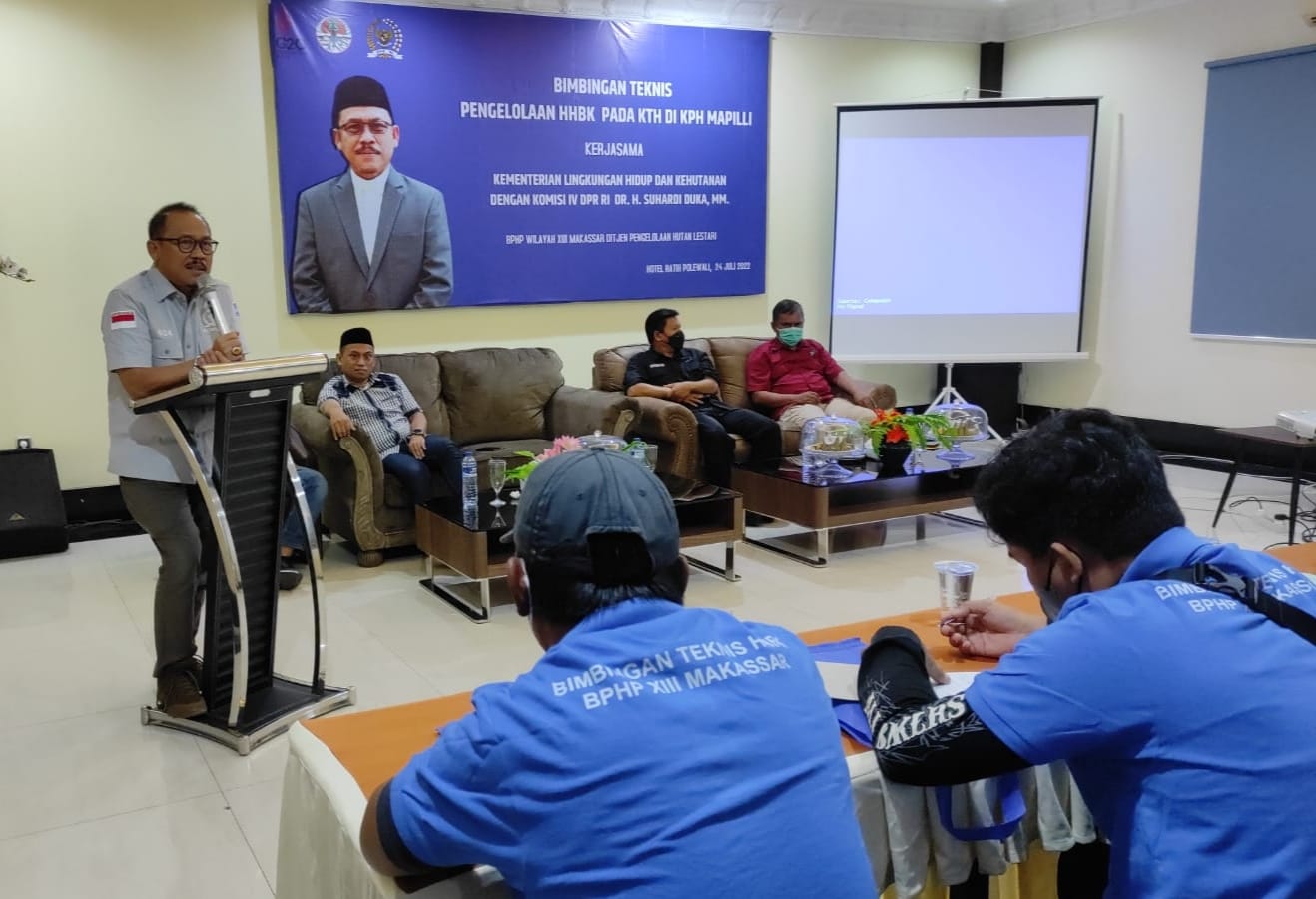 Suhardi Duka, saat membuka Bimtek Pengelolaan HHBK pada KTH di KPH l, Mapilli kerja sama Kementerian LHK dengan Komisi IV, DPR RI. Hotel Ratih Polewali, Minggu (24/7/2022). (Foto Lukman Rahim/ Rakyatsulbar.com)