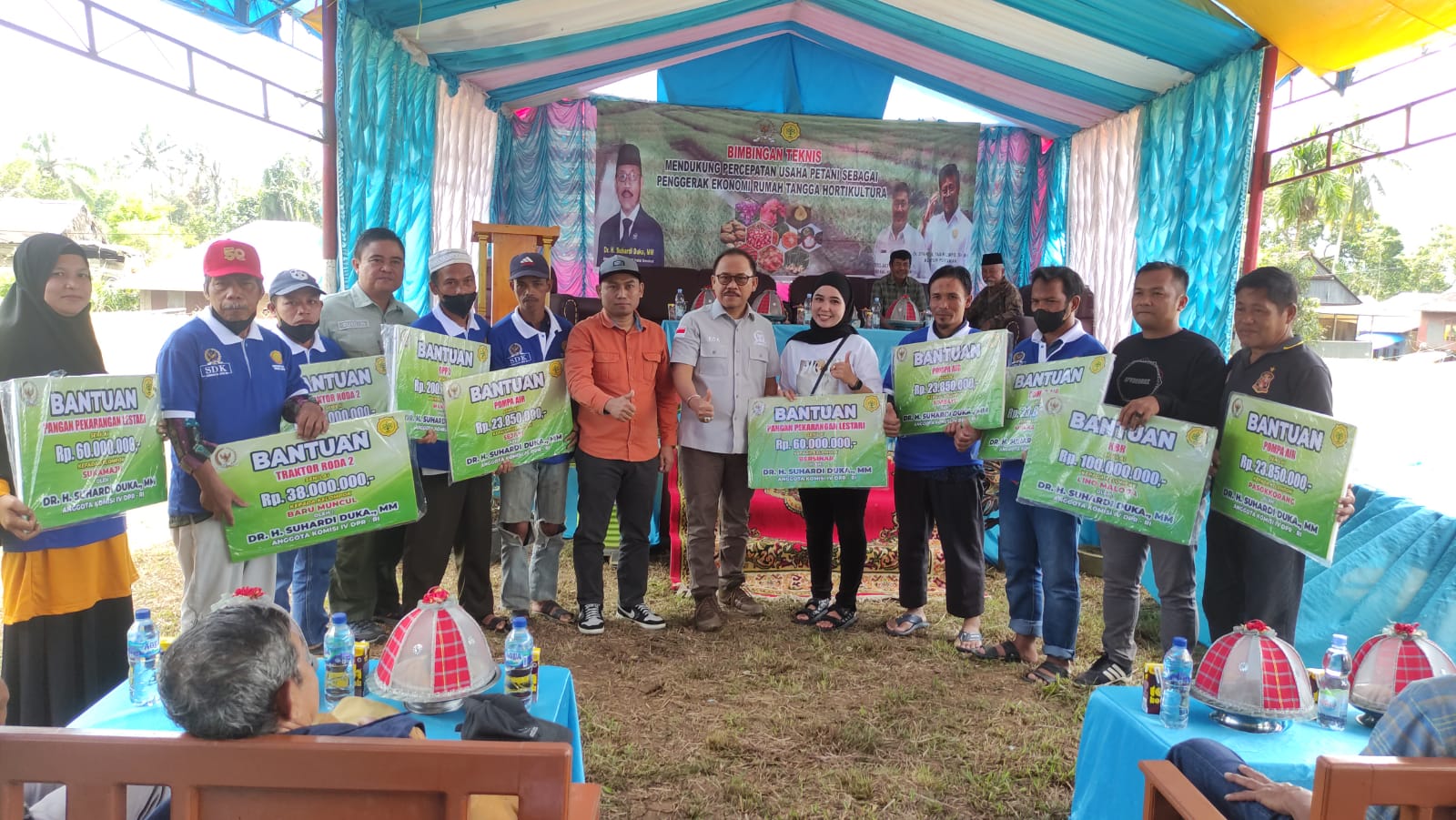 Anggota DPR RI Komisi IV Suhardi Duka saat menghadiri Bimtek percepatan usaha petani di Lapangan Desa Pulliwa, Kecamatan Bulo, Polman. Senin (25/7/2022). (Foto Lukman Rahim/ Rakyatsulbar.com)