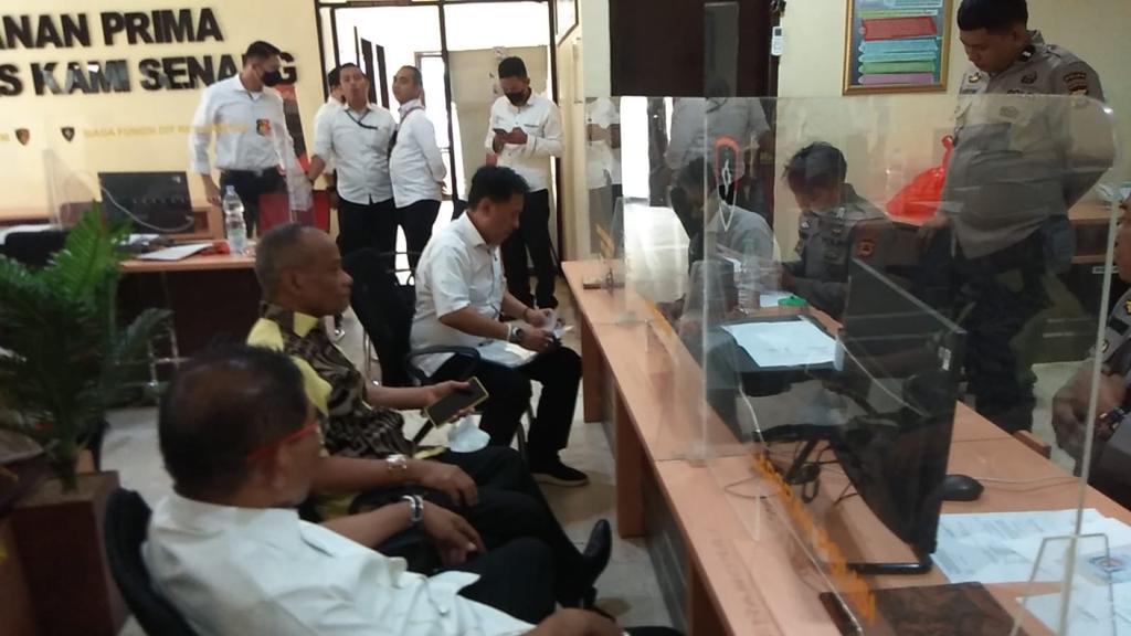 Kadir Halid bersama kuasa hukum Nurdin Halid resmi melaporkan Ketua Dewan Pimpinan Daerah (DPD) I Golkar Sulsel