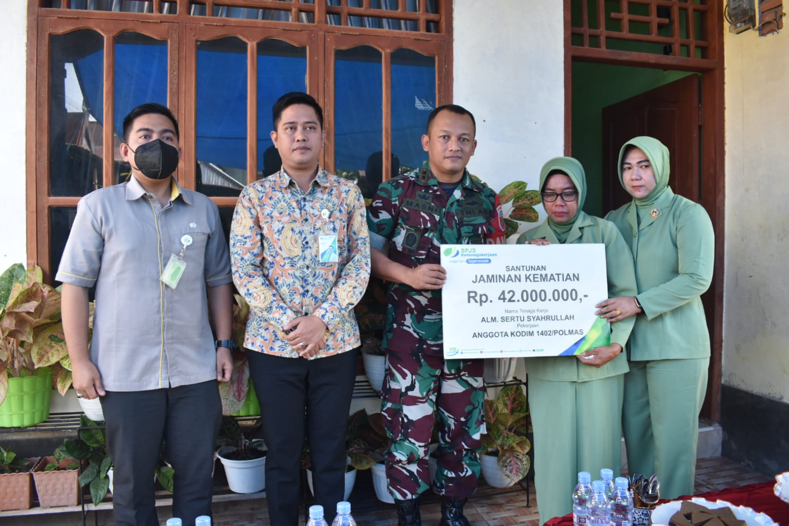 Kodim 1402Polman bersama BPJS Ketenagakerjaan (BPJAMSOSTEK) Cabang Polman-Majene menyerahkan santunan program Jaminan Kematian (JKM) sebesar Rp 42 juta kepada ahli waris Almarhum Sertu Syaharullah