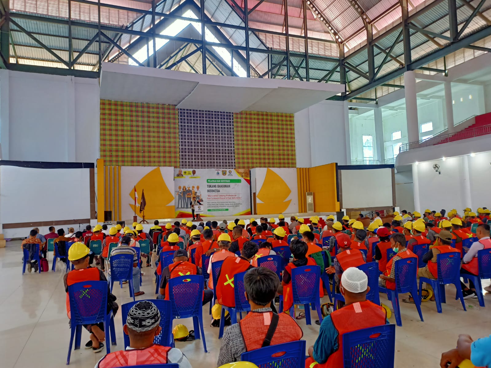 Ratusan tukang bangunan Sulbar mengikuti pelatihan dan sertifikasi, yang digelar oleh DPN Perkasa Sulbar, di gedung Gadis (Foto Erwin/ Rakyatsulbar.com)