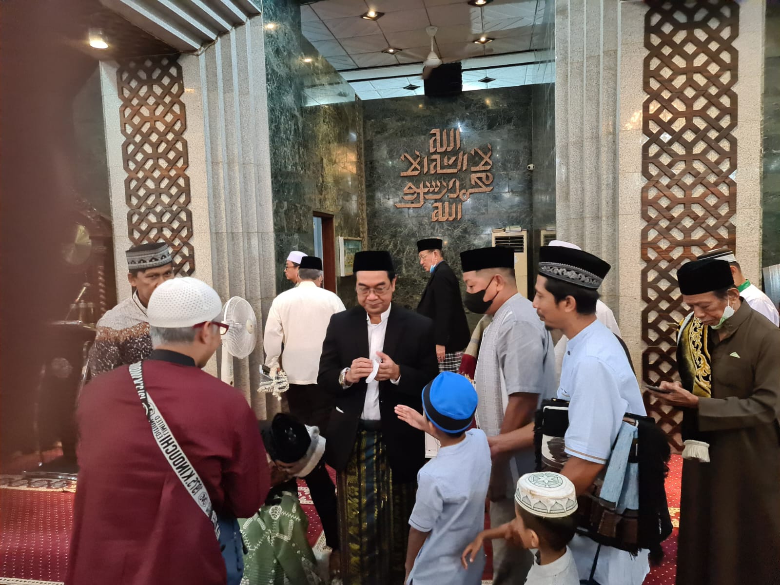 Rektor Universitas Hasanuddin Prof. Dr. Ir. Jamaluddin Jompa, beserta keluarga melaksanakan shalat Iduladha 1443 H di Masjid Al-Markaz Al-Islami Jendral M. Jusuf, Jl Masjid Raya, Makassar, Minggu (10/7).