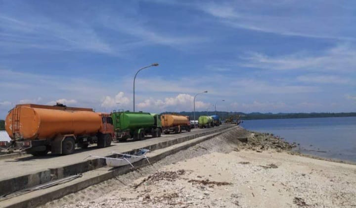 Sejumlah Mobil pengangkut CPO