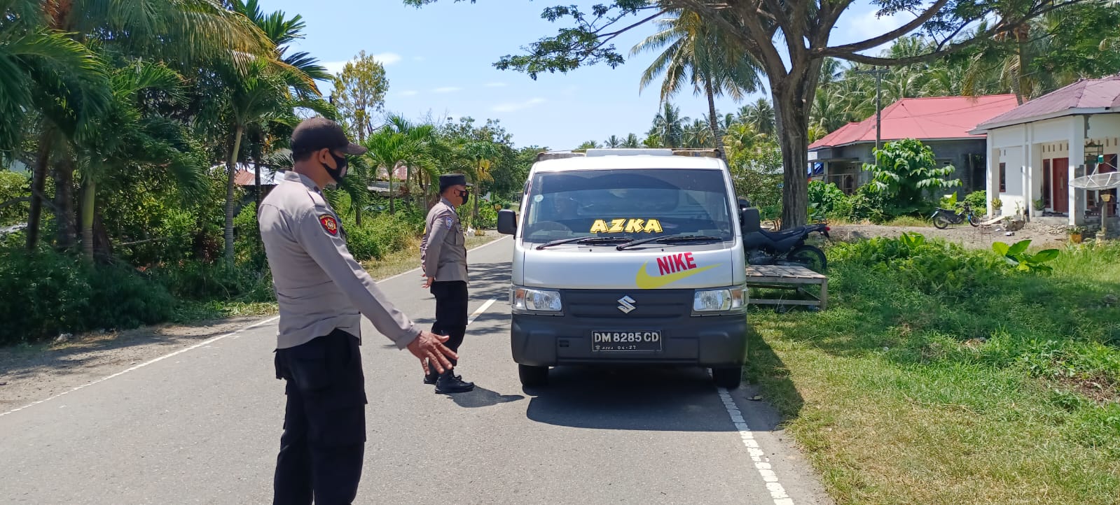 Petugas saat melakukan pemantauan dan penye