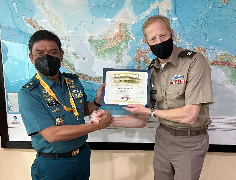 Pemberiaan penghargaa diberikan melalui Kepala Kantor Kerjasama Pertahanan Kolonel Ian Francis (ODC Chief)) and Deputy Chief ODC, CDR Angela Edwards mewakili Direktur APCSS, Rear Admiral U.S. Navy (Ret) Peter A. Gumataotao