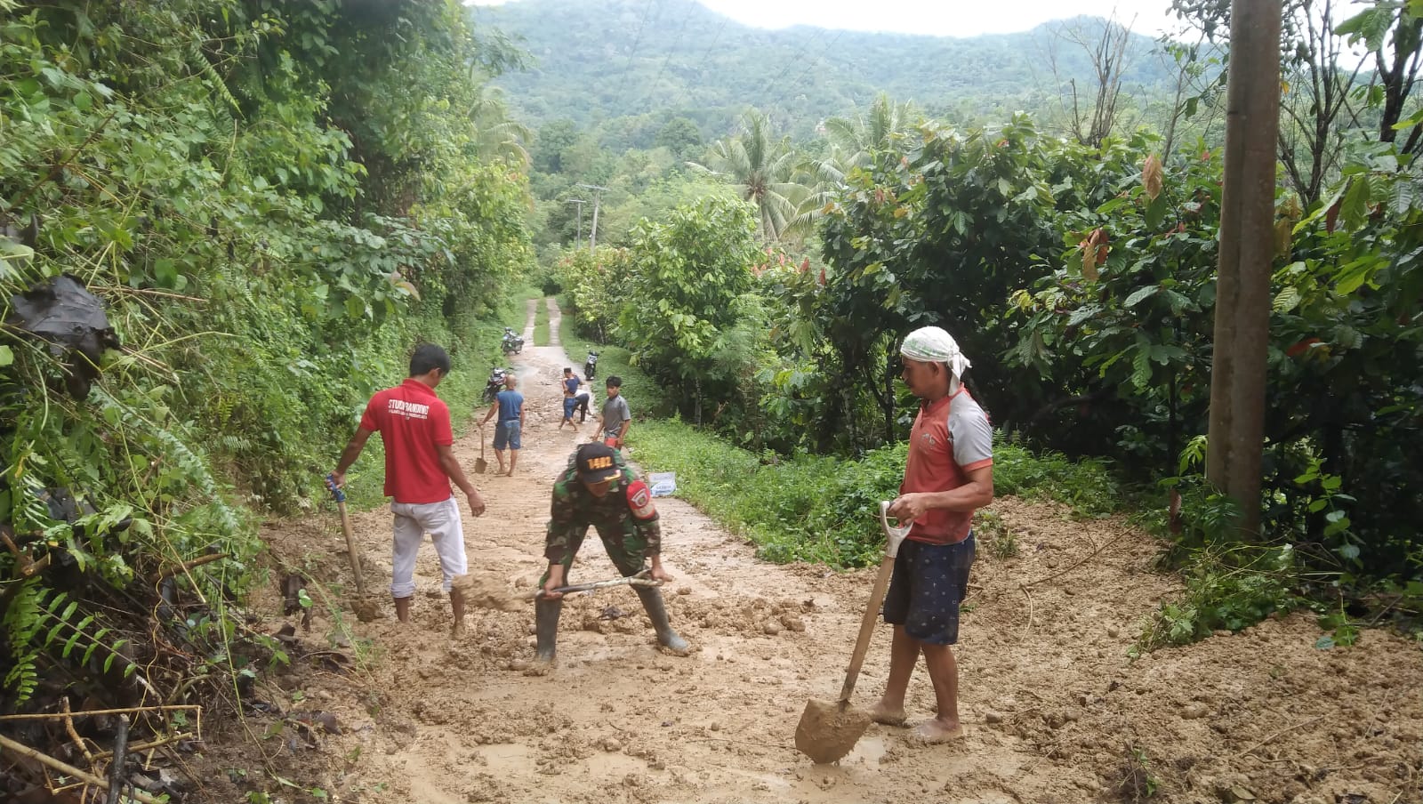 Anggota Kodim 1402/Polman Bersama Masyarakat Bersihkan Material Longsor di Luyo