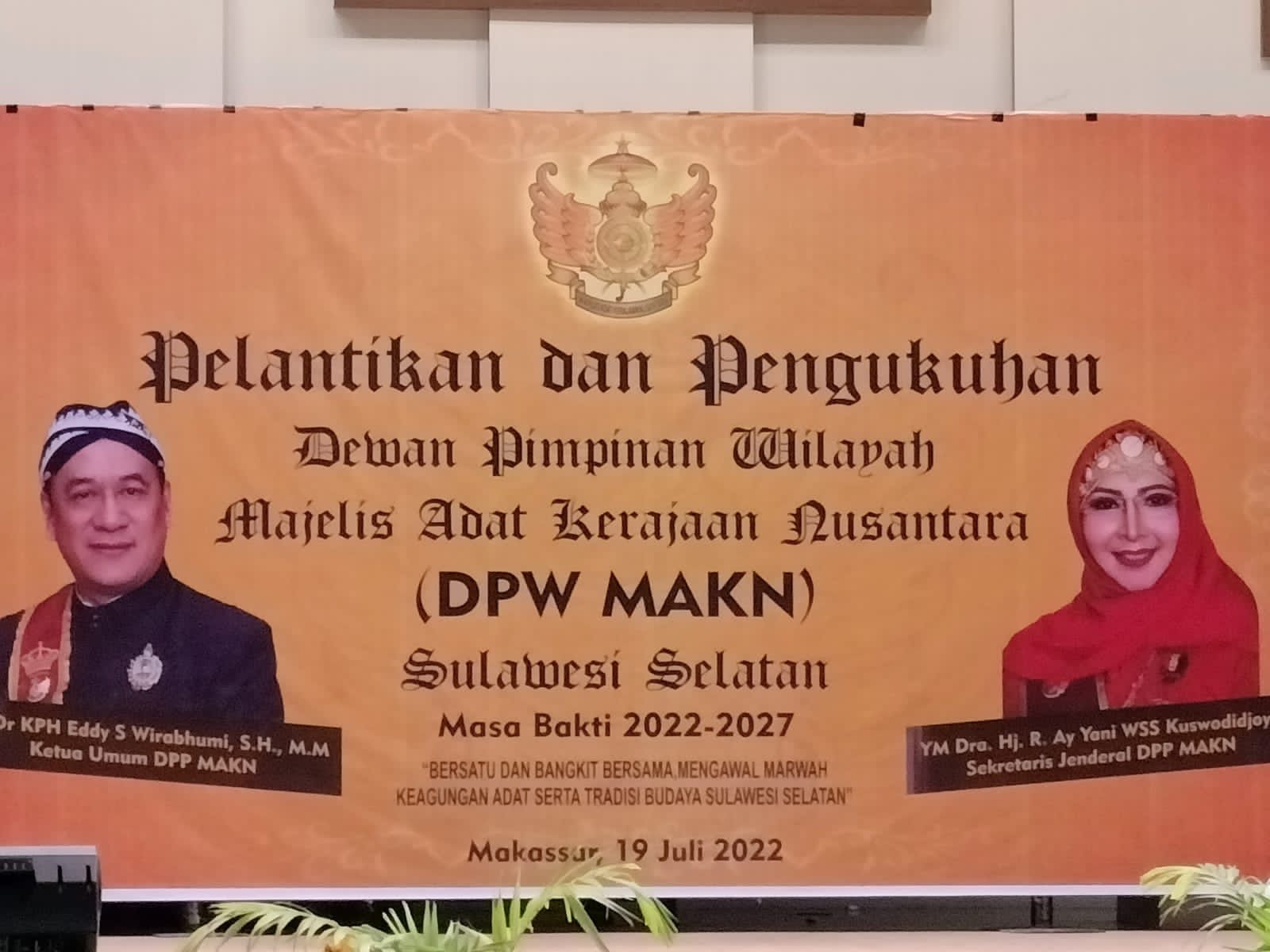 Majelis Adat Keturunan Nusantara (MAKN) Sulsel resmi di kukuhkan sebagai pengurus oleh ketua umum MAKN Eddhy Wirabhumi di Makassar, Selasa (19/7/2022).