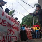 Pertanyakan Bantuan Rumah, Aliansi Masyarakat Ganno I Desa Salletto Geruduk Kantor Bupati Mamuju