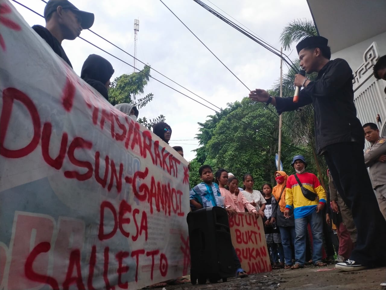 Aliansi Masyarakat Dusun Ganno I Desa Salletto saat melakukan aksi di depan Kantor Bupati Mamuju (Foto: Sudirman/ Rakyatsulbar.com)