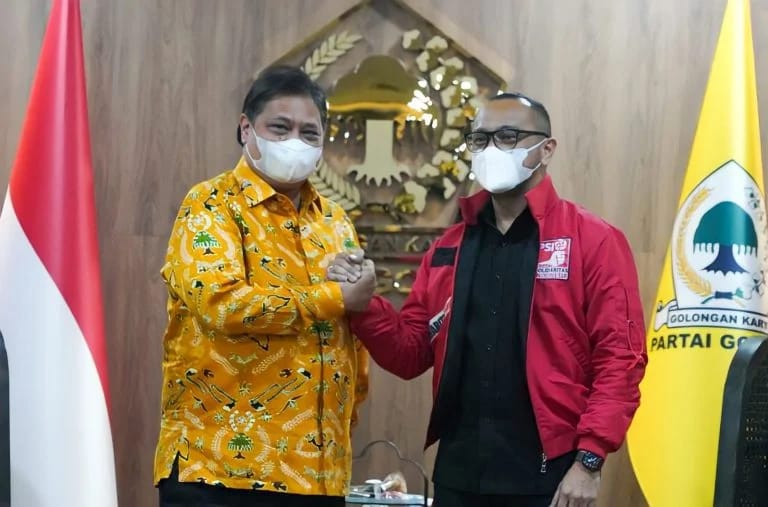 Ketua Umum DPP Partai Golkar Airlangga Hartarto saat bertemu dengan Ketua Umum PSI, Giring Ganesha Djumaryo.