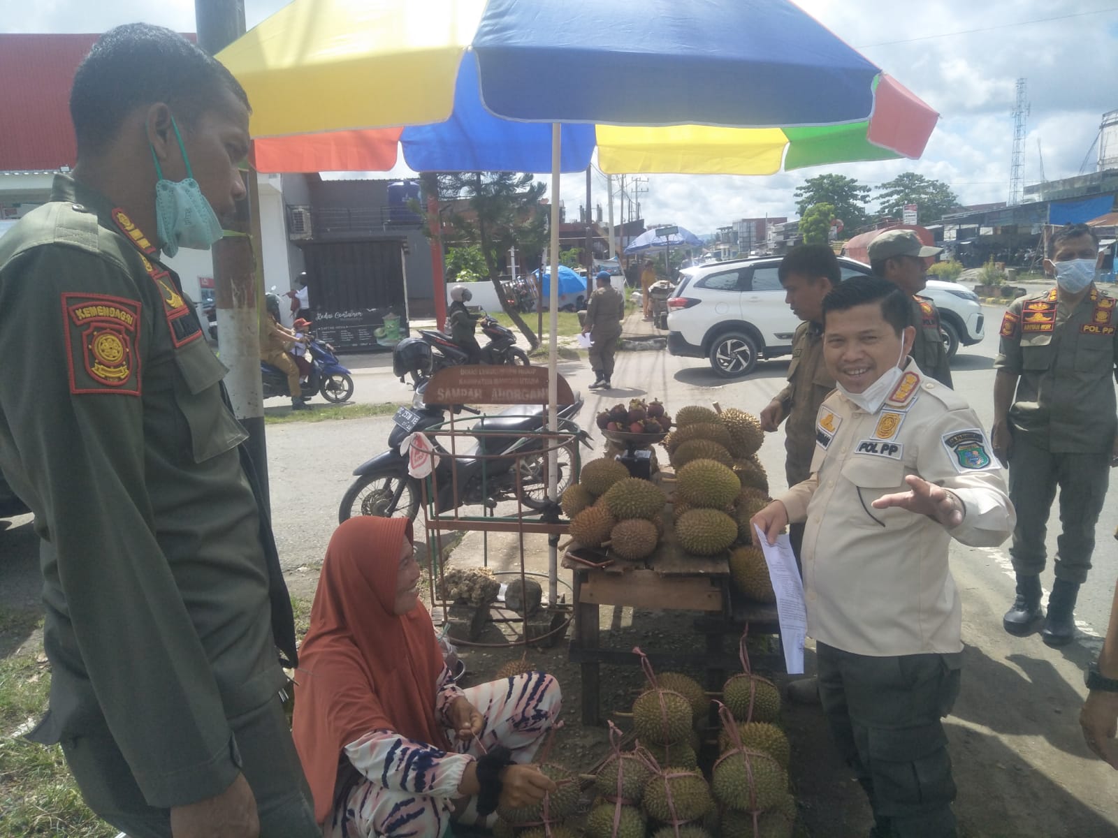 Satpol PP dan Damkar Pasangkayu, melakukan sosialisasi keliling kepada PKL yang melanggar aturan Perda yang berlaku di wilayah kota Pasangkayu. (Foto : Arif/ Rakyatsulbar.com)