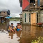 Bhabinkamtibmas Bripda Fadhal Mahdi Evakuasi Warga Terdampak Banjir.