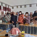 Anggota DPR-RI Asal Sulbar Ratih Megasari Singkarru Menyerahkan Bantuan PIP