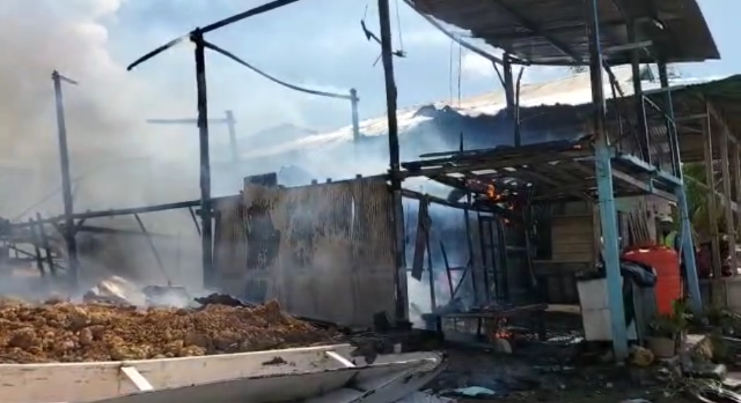 Satu Rumah Warga di Lingkungan Landi, Rata dengan Tanah Akibat Sijago Merah (Foto: Sudirman/Rakyatsulbar.com)