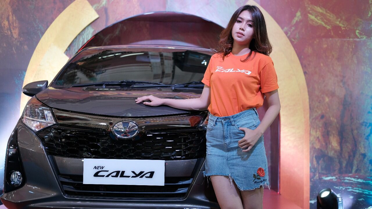 Usher Kalla Toyota sedang berpose didepan unit terbaru Toyota New Calya