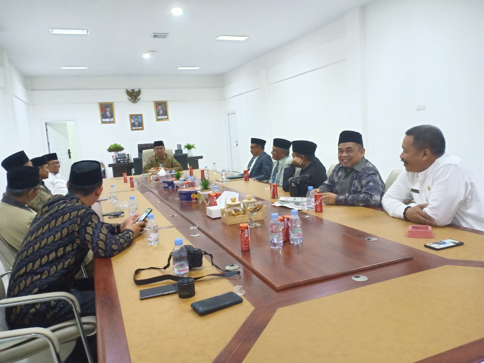 Panitia Pelaksana Muktamar dan Pengurus Pusat As’adiyah Audience dengan Kakanwil Kemenag Sulsel H. Khaeroni