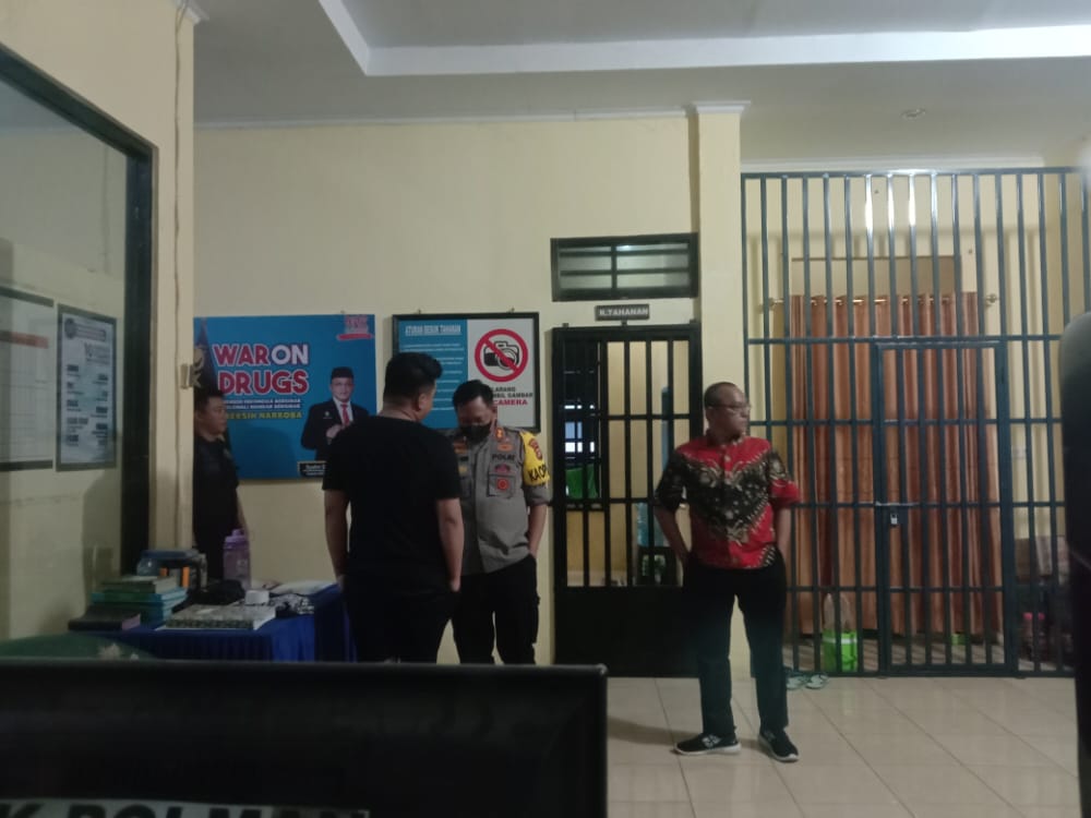 Badan Narkotika Nasional Kabupaten (BNNK) Polman bersama dengan Polres Polman berhasil amankan salah satu oknum Anggota DPRD Polman berinisial ARM yang kedapatan  sementara transaksi Narkoba