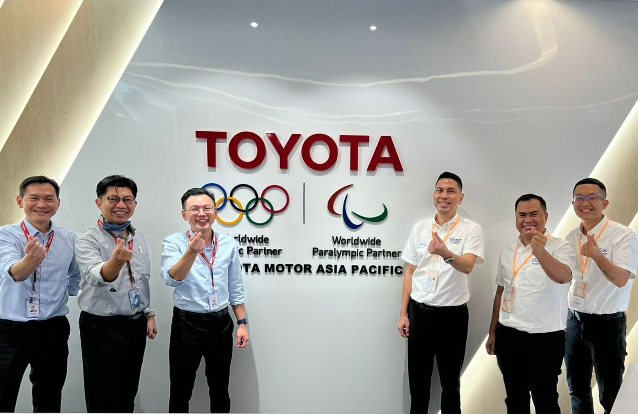 Robby Wijaya selaku Chief Operation Officer Kalla Toyota dan Idham Multazam selaku Used Car Manager Kalla Toyota membawakan presentasi di ajang internasional