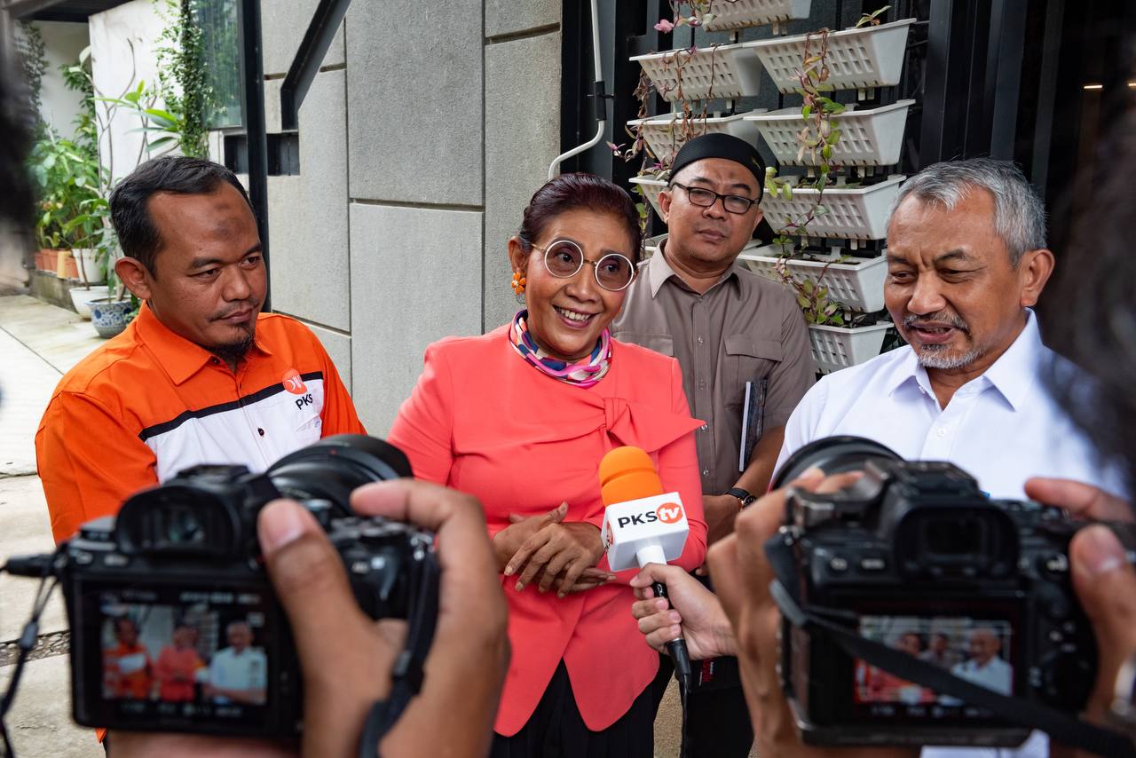 residen Partai Keadilan Sejahtera (PKS) Ahmad Syaikhu berkunjung ke kediaman Susi Pudjiastuti