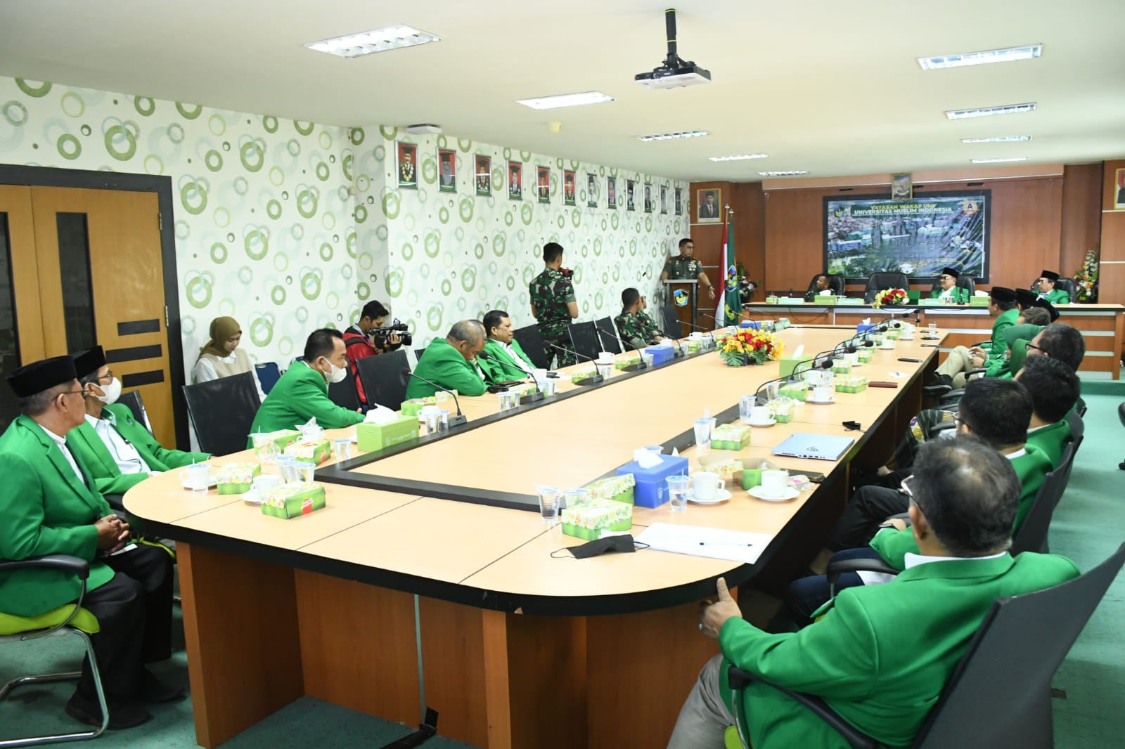 Pangdam XIV/Hasanuddin Mayjen TNI Andi Muhammad Bau Sawa Mappanyukki, S.H., M.H., ketika melakukan silaturahmi dengan Rektor, Wakil Rektor, Direktur dan para Dekan Universitas Muslim Indonesia (UMI), bertempat di Ruang Senat Menara UMI Jl. Urip Sumoharjo Kota Makassar