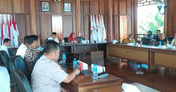 Hj. Siti Suraidah Suhardi selaku Ketua DPRD Sulbar memimpin jalannya rapat