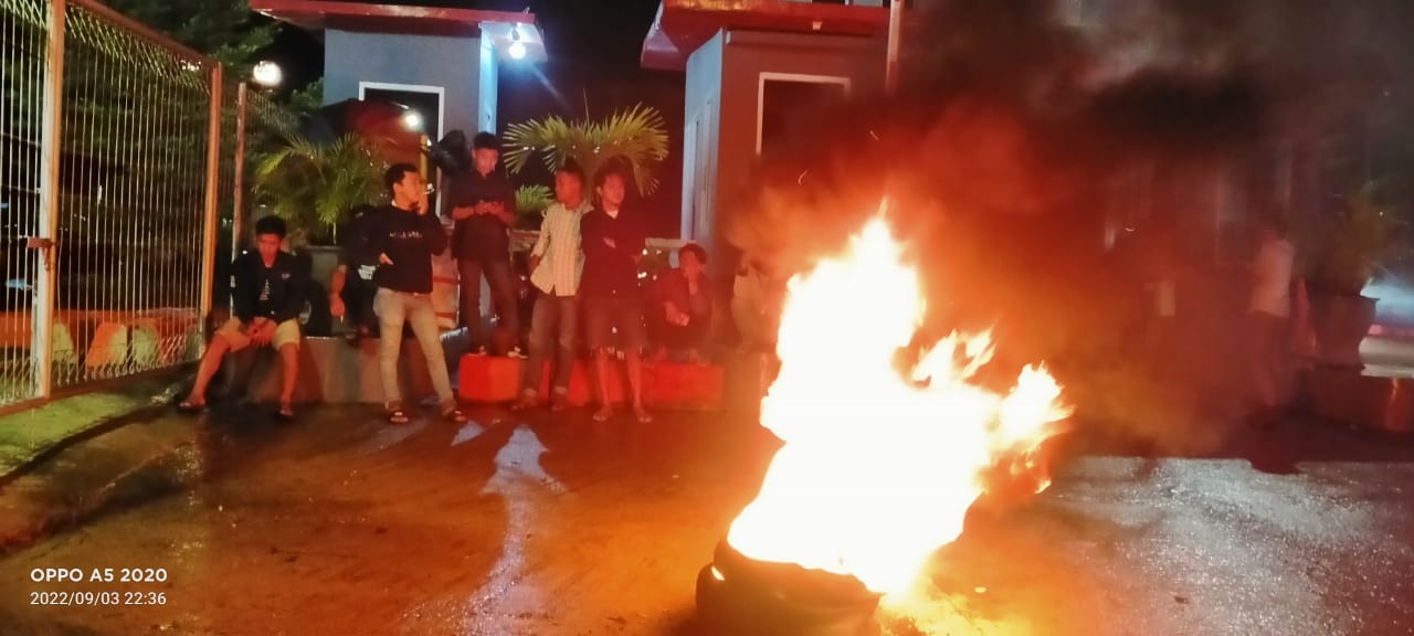 Massa aksi melakukan pembakaran ban di depan hotel D'Maleo Mamuju (Foto Bahri/ Rakyatsulbar.com)