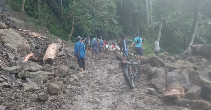 Warga Lingkungan Tamasapi & Tapodede Gotong Royong Bersihkan Material Longsor 