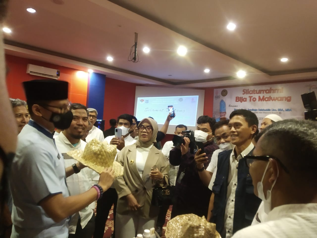 Menteri Pariwisata dan Ekonomi Kreatif RI, Dr. H Sandiaga Uno saat menghadiri kegiatan persentasi dan perkenalan Potensi Wisata dan Ekonomi Kreatif oleh UPK Maiwa