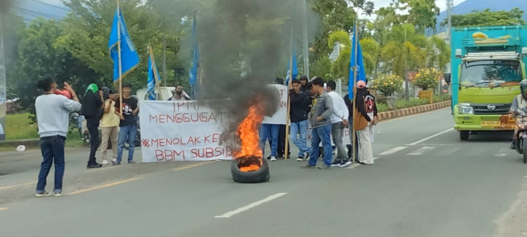 Ikatan Pemuda Mahasiswa Luwu saat melakukan aksi demo sambil membakar ban mobil di jalan trans Sulawesi depan Islamic Center Kota Palopo