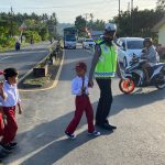 Nampak Polwan Cantik Atur Arus Lalu Lintas di Kota Pasangkayu