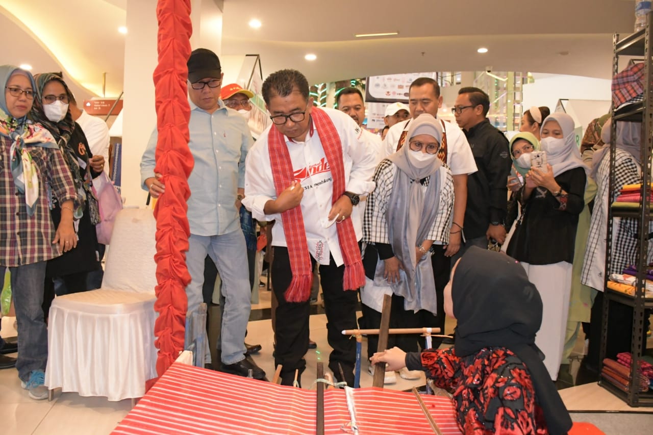 Pj Gubernur Sulbar saat mengunjungi Kegaiatan Sulbar Expo 2022