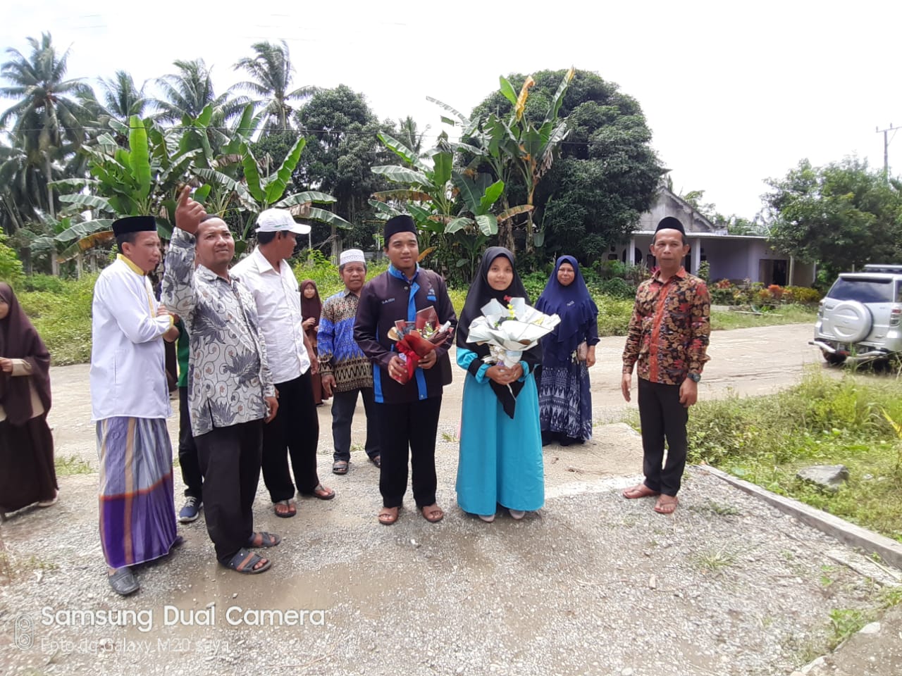 Ponpes Assyakira NWDI Tumbu Sambut Kedatangan Guru pejuang NWDI ustaz Saidi bersama istri Rohani (Foto ZulkarnaimRakyuatsulbar.com)