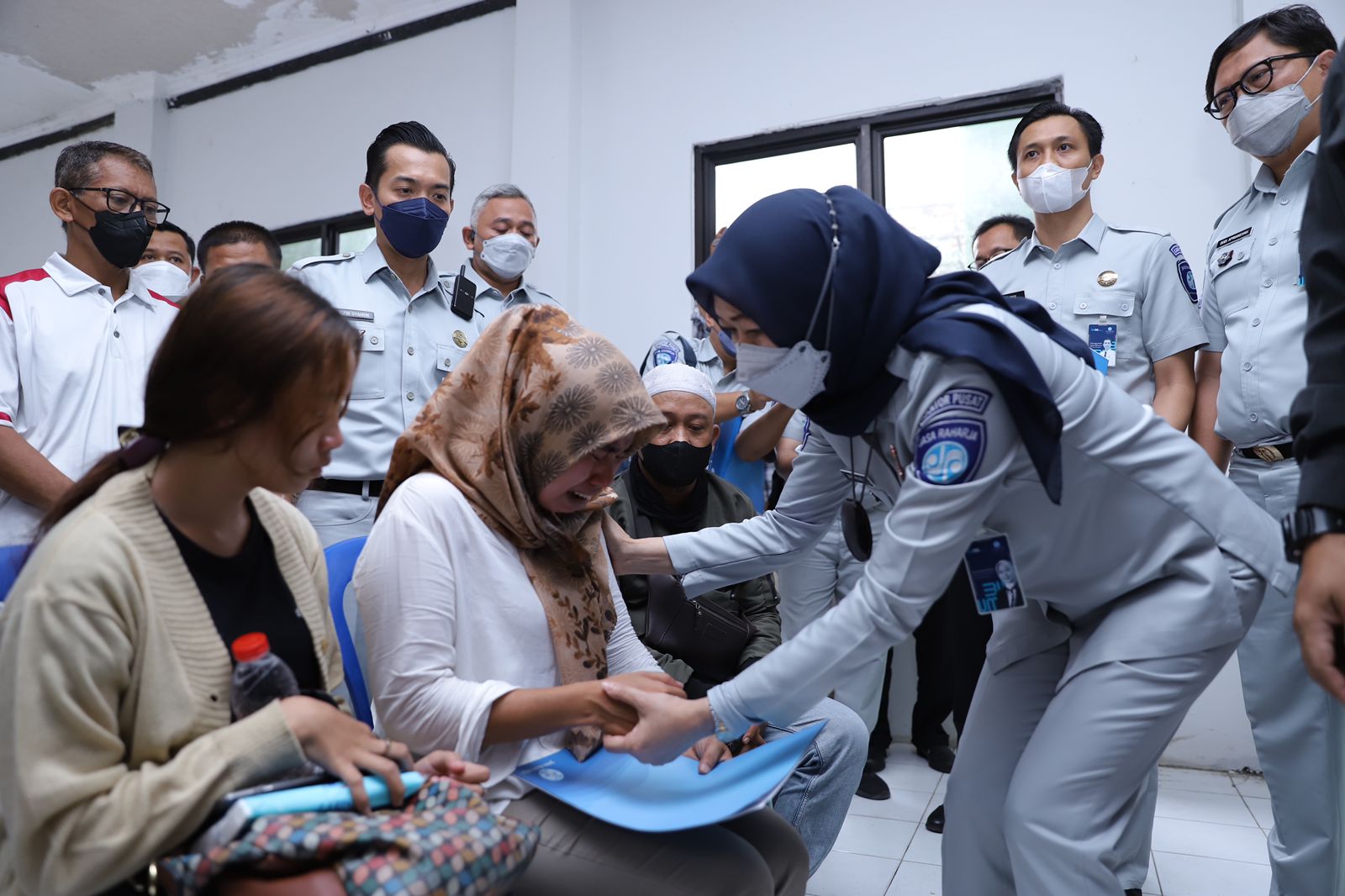 Direktur Operasional Jasa Raharja Dewi Aryani Suzana, telah menyerahkan santunan kepada seluruh ahli waris korban kecelakaan maut truck kontainer yang terjadi di Jalan Sultan Agung, Kota Bekasi, Rabu, (31/8/22).