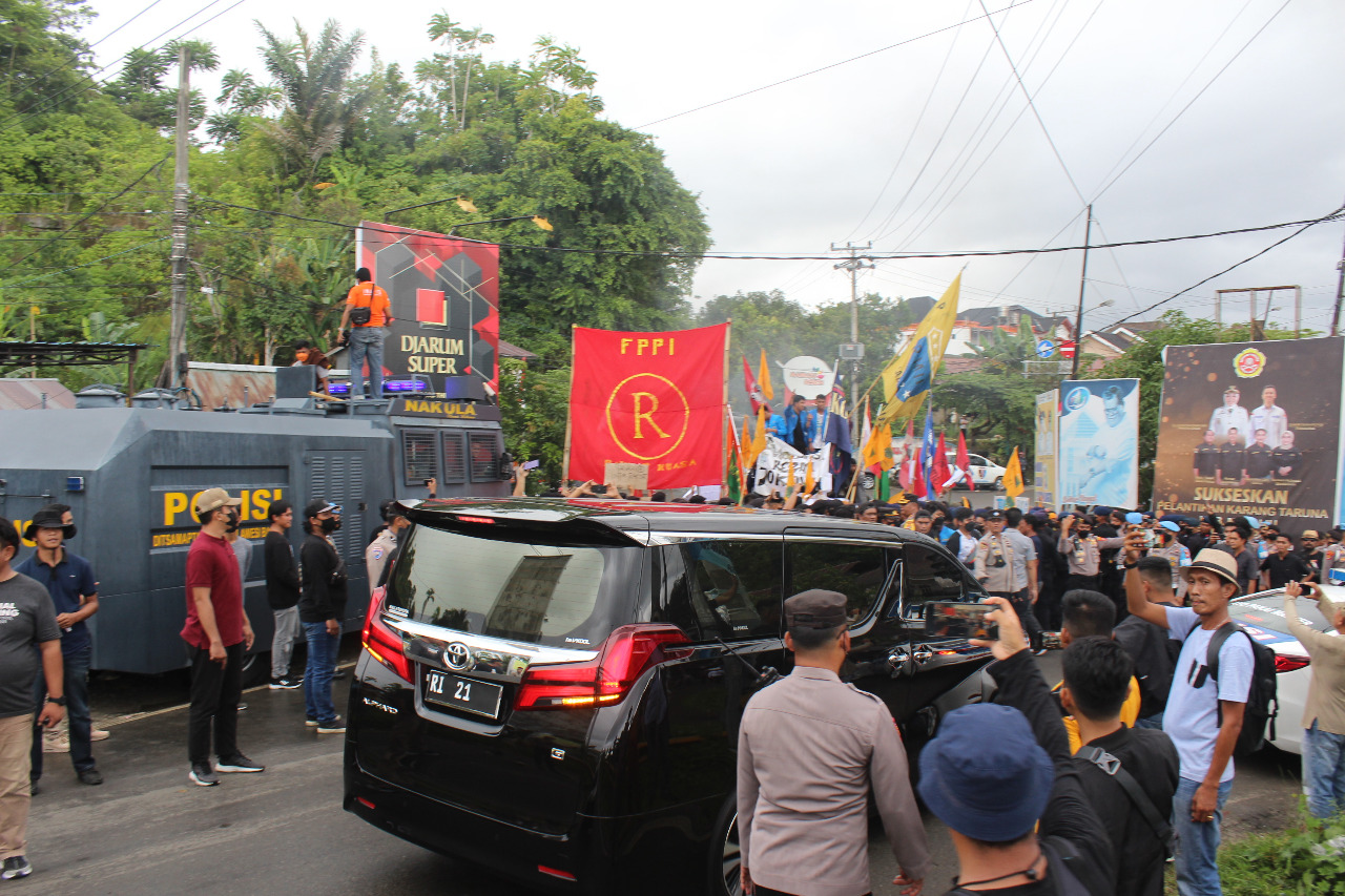 Mobil Menteri Dalam Negeri saat Melintas di depan Massa Aksi di Simpang 5 Mamuju ( Foto Sudirman/ Rakyatsulbar.com)