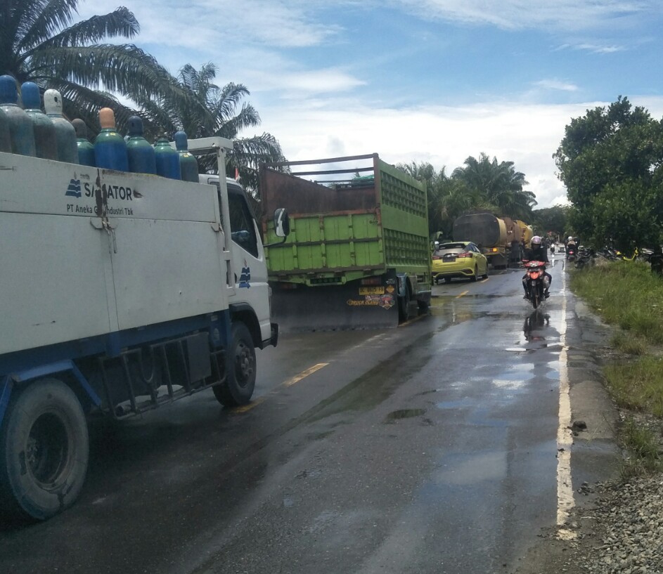 Akibat Banjir Jalan Poros Mamuju - Pasangkayu Lumpuh Total (Foto : Arif/Rakyatsulbar.com)