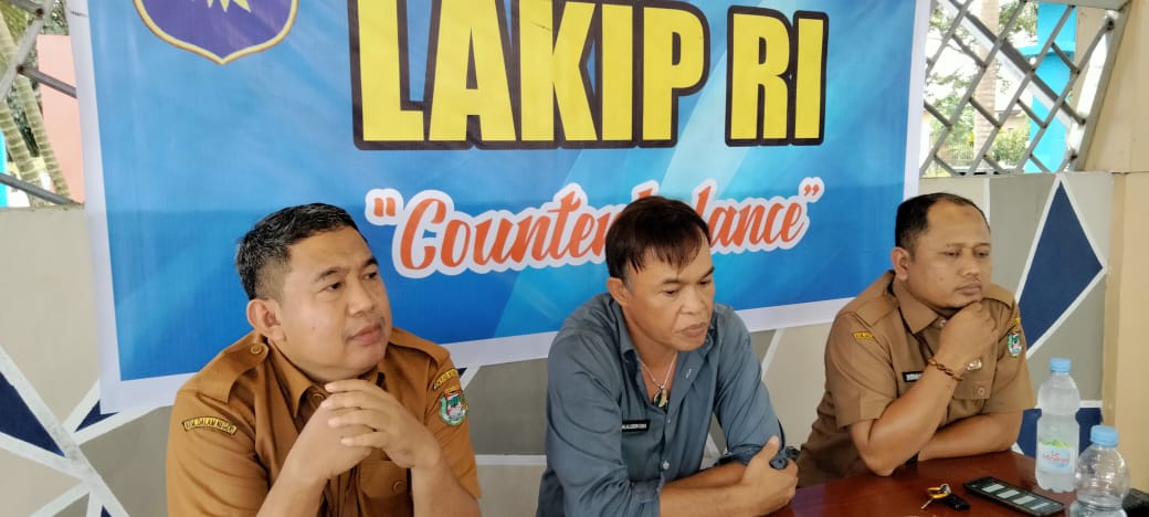 Kepala Dinas Pendidikan  Kabupaten Mamuju melakukan Konferensi Pers, di warkop taman Karema Mamuju (Foto : Musraho/Rakyatsulbar.com)