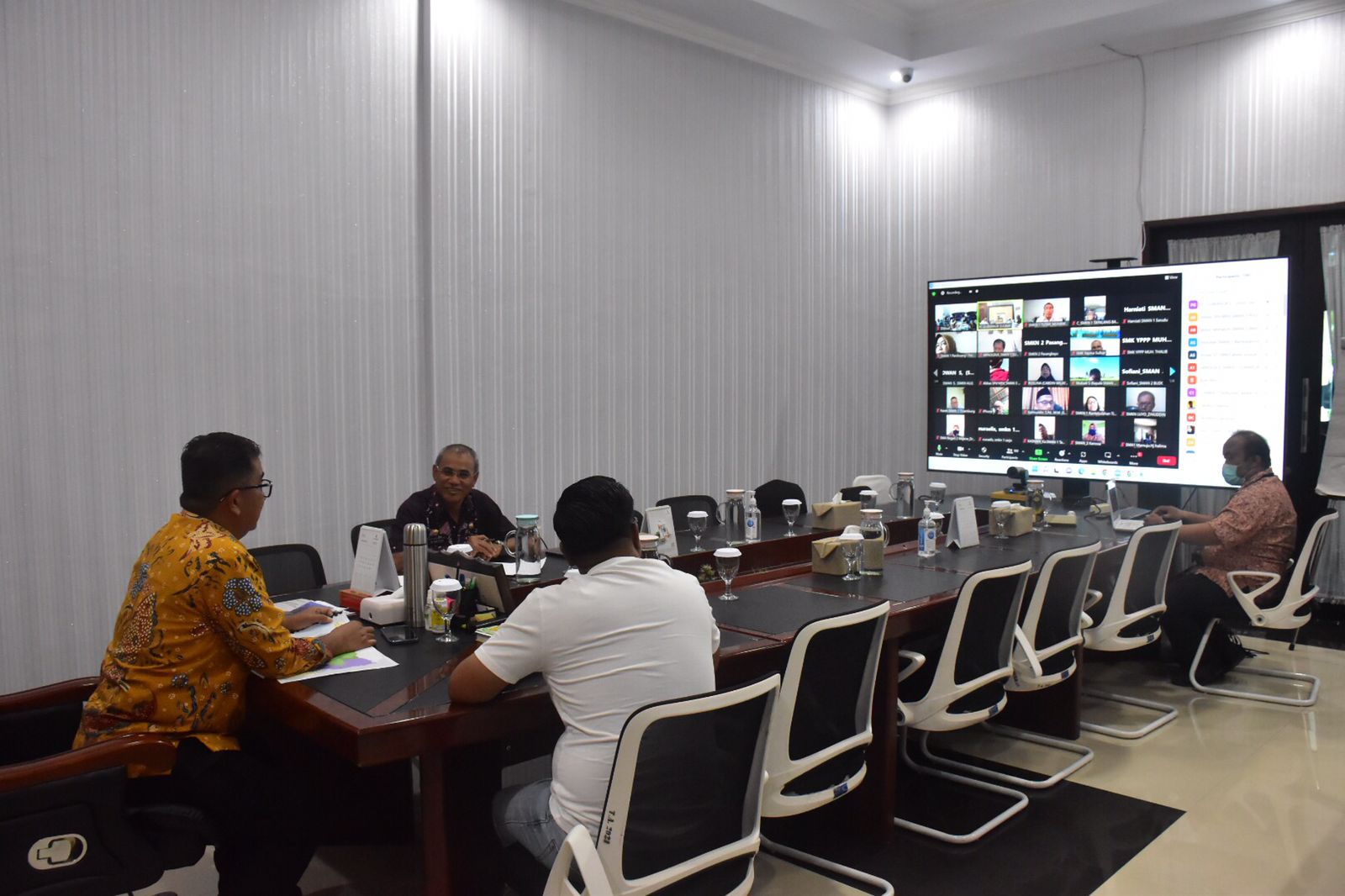 Pemerintah Provinsi Sulawesi Barat, melakukan rapat bersama dengan para kepala sekolah SMA, SMK, SLB se-Sulbar