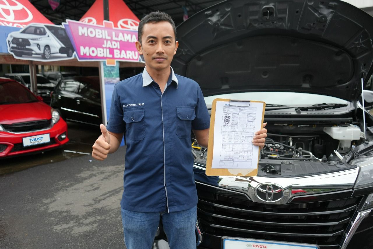 Used Car Advisor Toyota Trust sedang melakukan pengecekan mobil bekas di Kalla Toyota Urip Sumoharjo beberapa waktu lalu