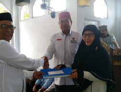 Komisioner Baznas Mamuju Salurkan Bantuan Kepada Mustahik di Desa Kabuloang