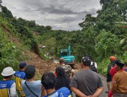 Hujan Deras Landa Mamuju, Satu Rumah Tertimbun dan  Akses  Poros Sese Tertutup