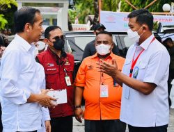 Jokowi Tinjau Penyaluran BSU Bersama Menteri Ketenagakerjaan dan Direktur BPJS Ketenagakerjaan di Kota Balikpapan.