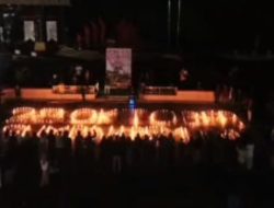 Seribu Lilin Warnai Peringatan Sumpah Pemuda di Pantai Anjungan Manakarra