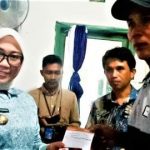 Sutinah Serahkan Aspirasi Benih Jagung Dari SDK Untuk Warga Kalukku